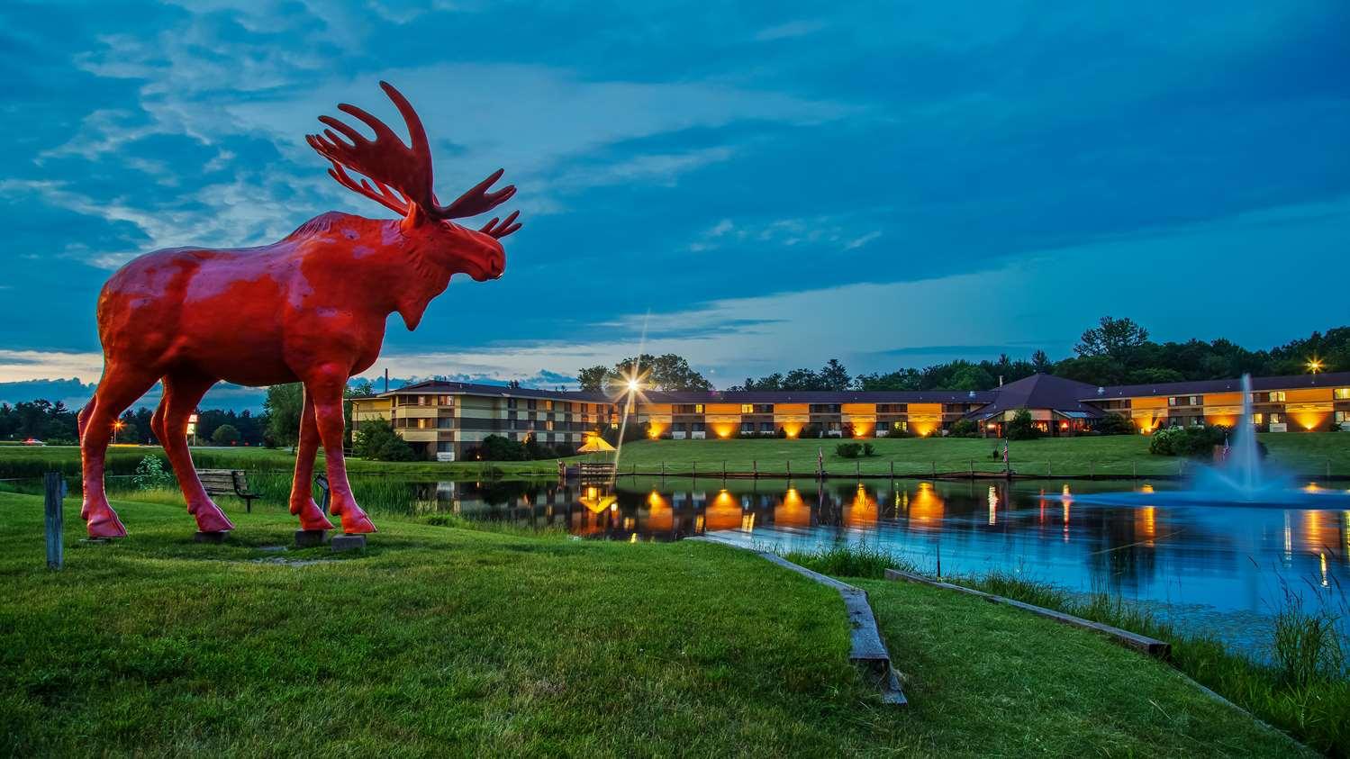 Surestay Plus Hotel By Best Western Блэк-Ривер-Фолс Экстерьер фото