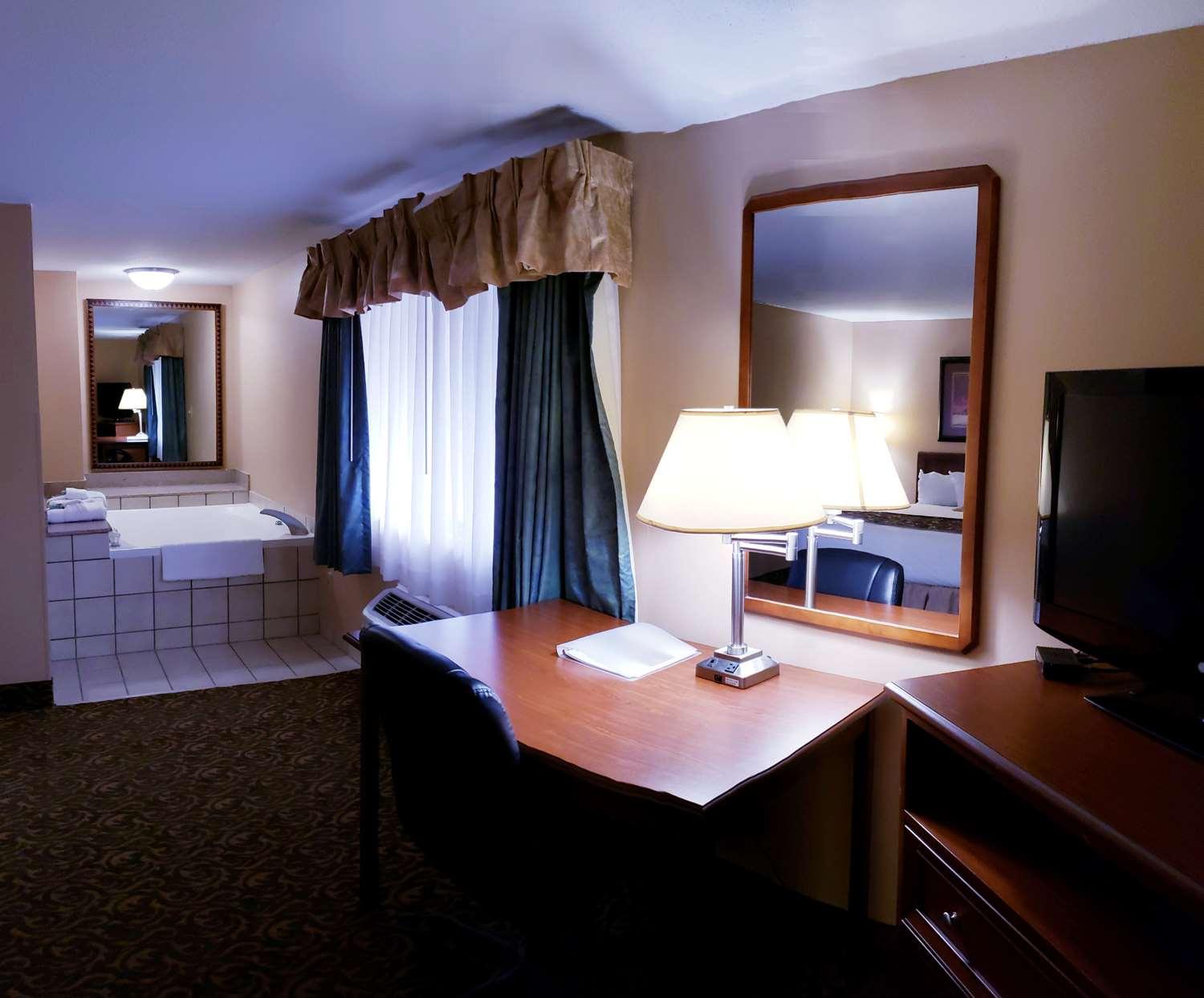 Surestay Plus Hotel By Best Western Блэк-Ривер-Фолс Экстерьер фото