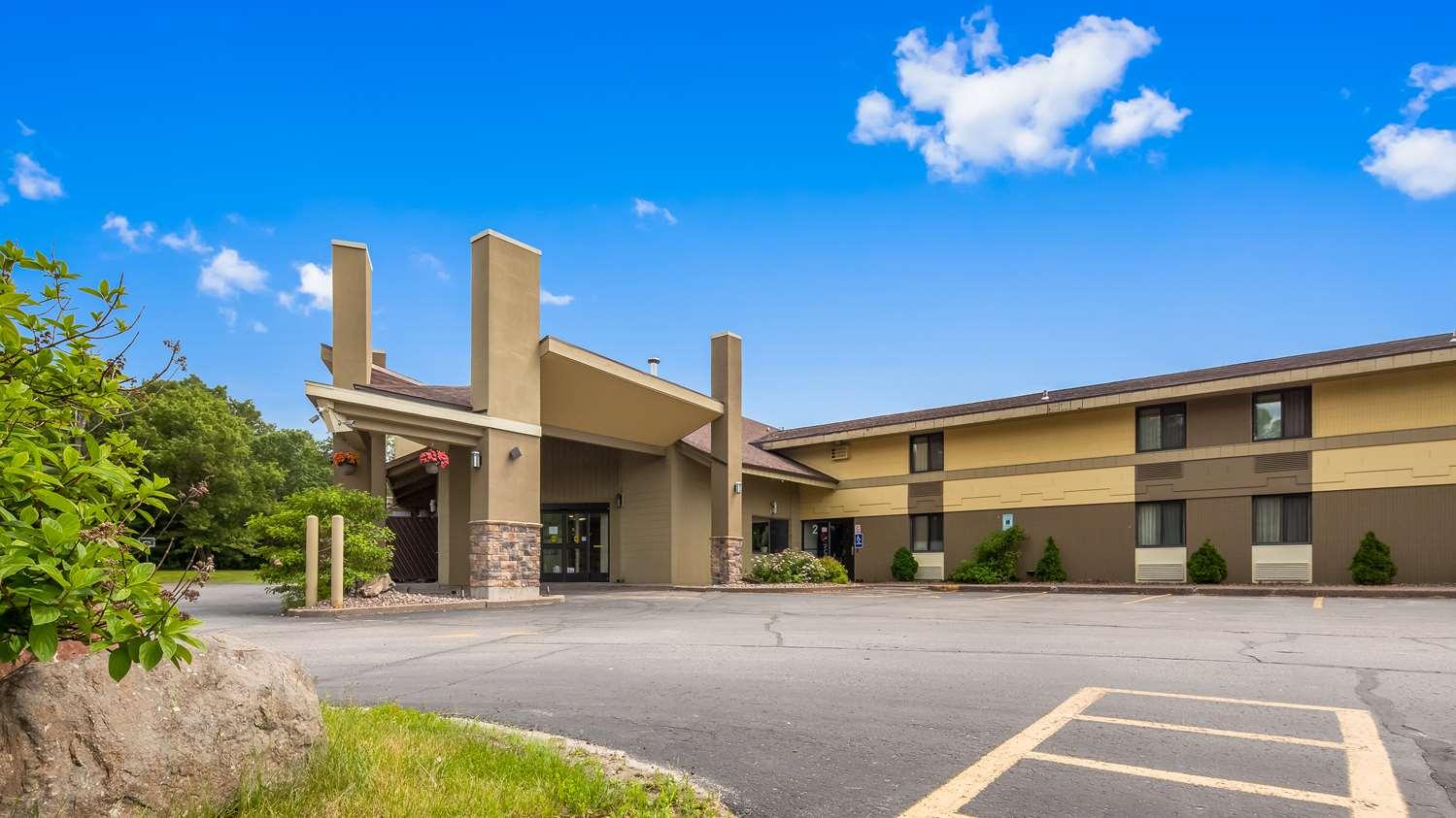 Surestay Plus Hotel By Best Western Блэк-Ривер-Фолс Экстерьер фото