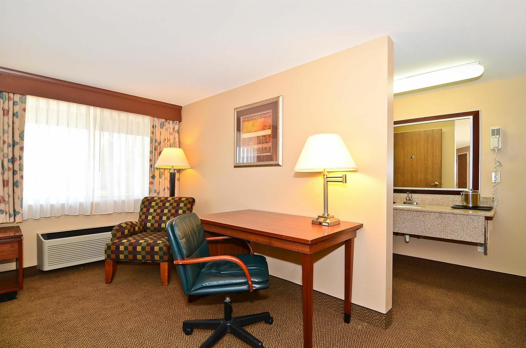 Surestay Plus Hotel By Best Western Блэк-Ривер-Фолс Экстерьер фото
