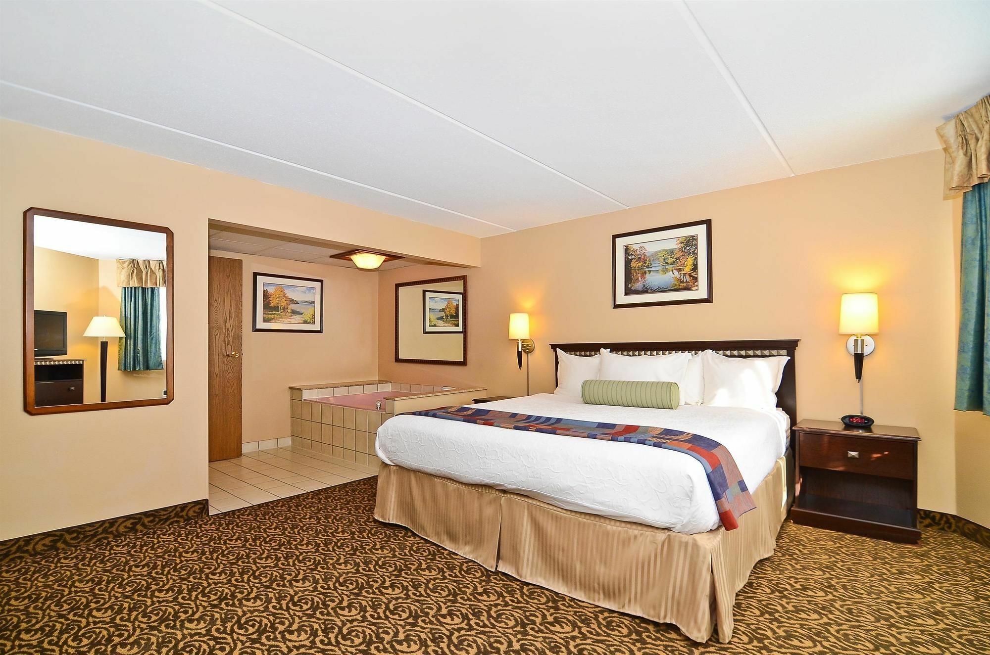 Surestay Plus Hotel By Best Western Блэк-Ривер-Фолс Экстерьер фото