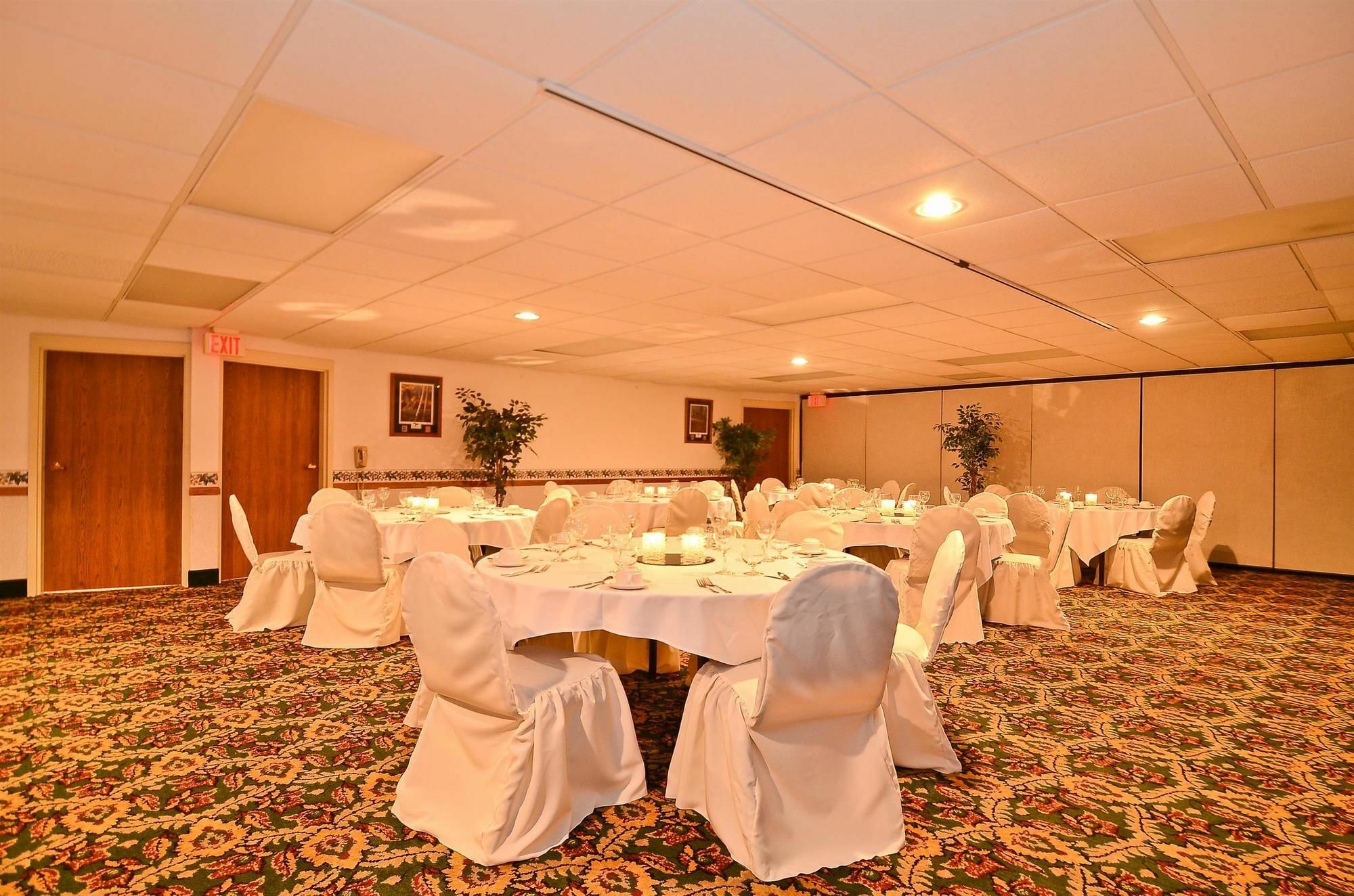 Surestay Plus Hotel By Best Western Блэк-Ривер-Фолс Экстерьер фото
