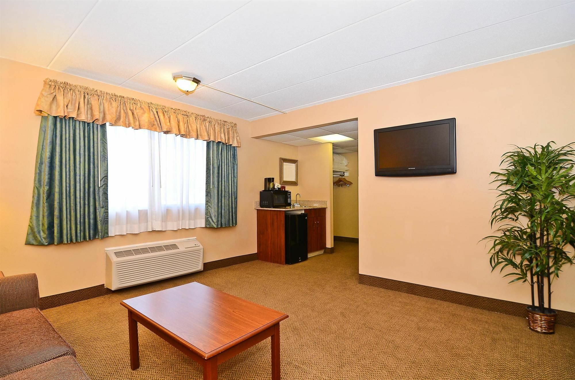 Surestay Plus Hotel By Best Western Блэк-Ривер-Фолс Экстерьер фото